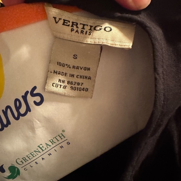 Vertigo Paris. Black sleeveless shell. Neck detail. Size small - Picture 3 of 3